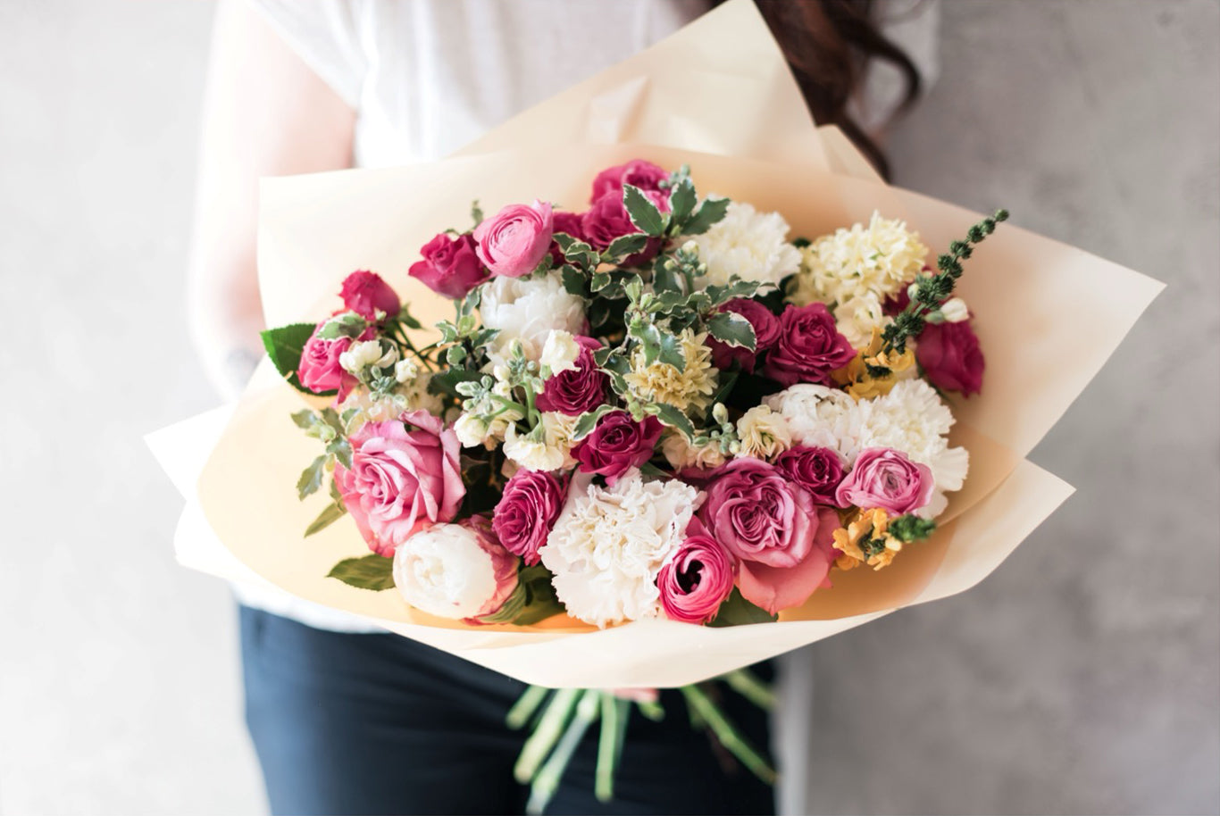 ピンクとホワイトのやさしいのANIEおまかせブーケ(花束)+クチュールラッピング付